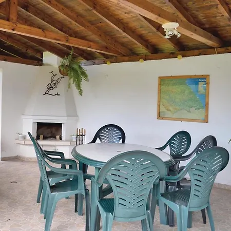 Σπίτι διακοπών Three-bedroom Holiday In Village